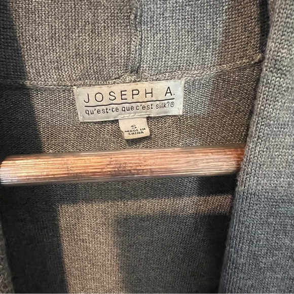 Joseph A Sleeveless Open Front Knit Rose Appliqué Sweater Cardigan - Picture 4 of 7